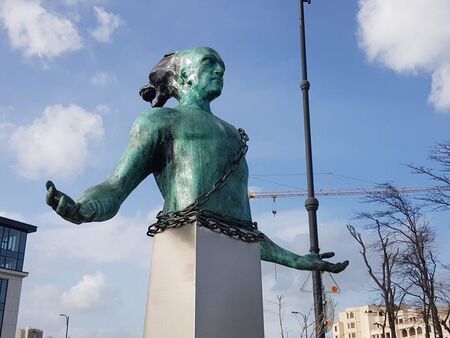 Скулптура на Боян Мага се извисява на Морска гара в Бургас