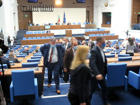 Депутатите се саморазпускат на 5 март заради кампанията, ако Радев не ги върне на поправителен