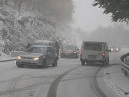 Снегът блокира АМ "Тракия", пускат поетапно трафика край Вакарел