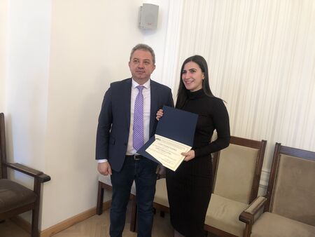 Борис Ячев връчи сертификати на студенти от УНСС за проведен стаж в Народното събрание
