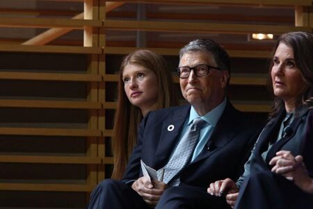 Дъщерята на Бил Гейтс съжали, че е без чип при ваксинирането си