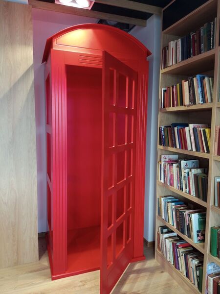 Искате да телефонирате от библиотеката? Може, но в червена телефонна кабинка като в Лондон
