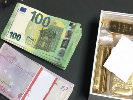 Спипаха златни кюлчета и недекларирани 20 000 евро в лъскаво Ауди Q7