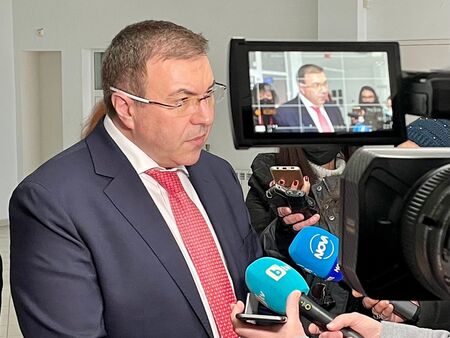 Министър Ангелов не е доволен от темповете на ваксинация, обмисля ускоряване