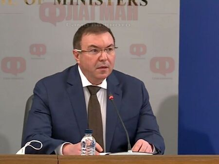 Заразените с COVID-19 се увеличават, но министър Ангелов заговори за разхлабване на мерките
