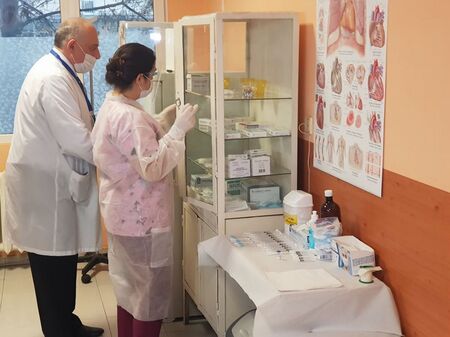 Под 10% от българите искат незабавно да се ваксинират, над половината категорично против