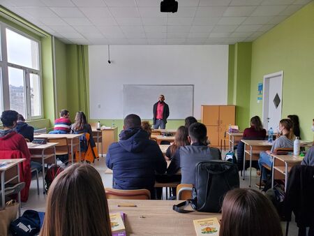Районният съд в Бургас изнесе две лекции за наркотичните вещества пред ученици от ПМГ