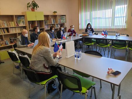 Френска делегация на посещение в бургаското ОбУ „Васил Левски“, обсъждат как да мотивират децата да учат