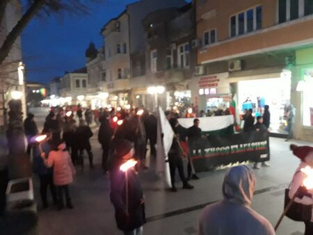 Факелно шествие в памет на Апостола пое към паметника му в Бургас