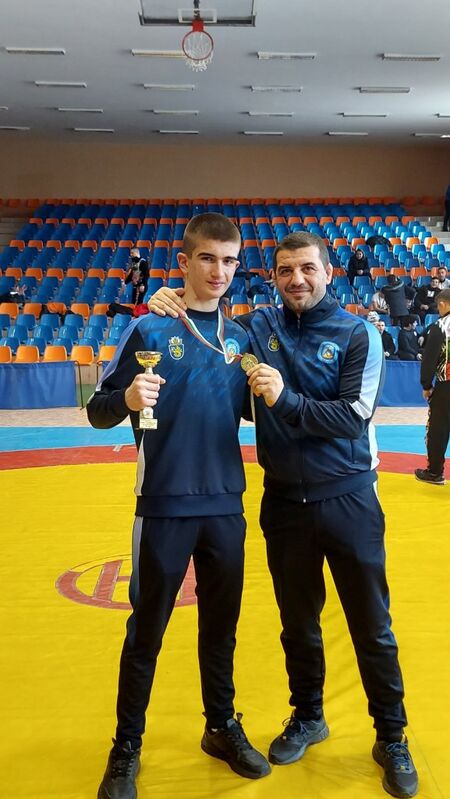 Шампионска титла и бронз за борците от Бургас