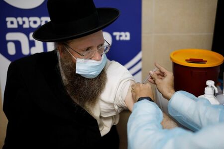 Израел раздава зелени значки на ваксинираните