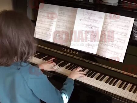 Млад виртуоз от Бургас се сдоби с пиано за 11 000 лева