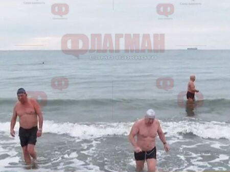 „Моржове“ на плажа в Бургас, студената вода била чудодейна