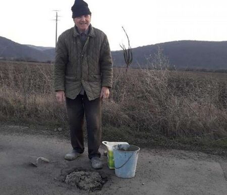 Добрият пример! Този човек сам запълва дупките между две села