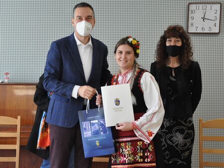 Кметът награди ученици от СУ„ Добри Чинтулов", завоювали престижни отличия от международни конкурси