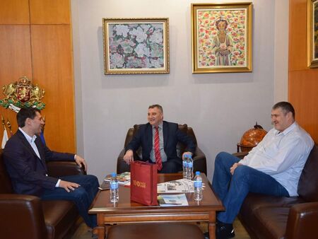 Президентът на Българската федерация по волейбол Любо Ганев се срещна с ректора на УНСС
