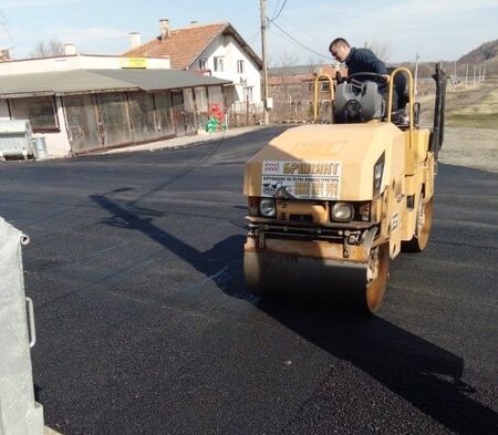 Каменското село Желязово с нова детска площадка и ремонтиран път