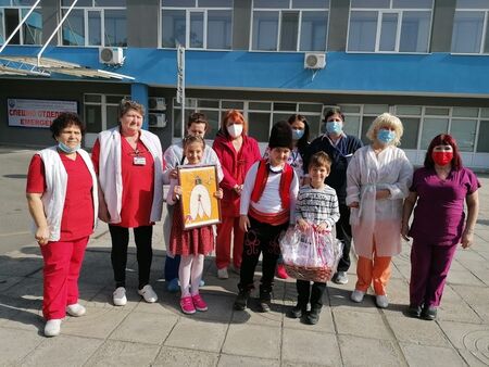 Ученици от ОУ "Св. Климент Охридски" дариха с мартеници медиците от Спешно отделение на УМБАЛ-Бургас