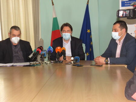Зам.-министърът на здравеопазването впечатлен от организацията за ваксинацията в Бургас