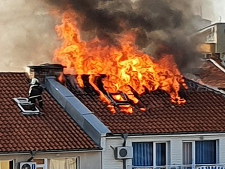Извънредно! Огромен пожар изпепели покрива на къща за гости в Равда (СНИМКИ/ВИДЕО)
