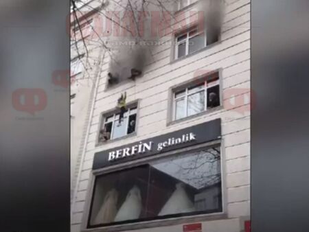 Жена хвърли децата си от третия етаж заради пожар