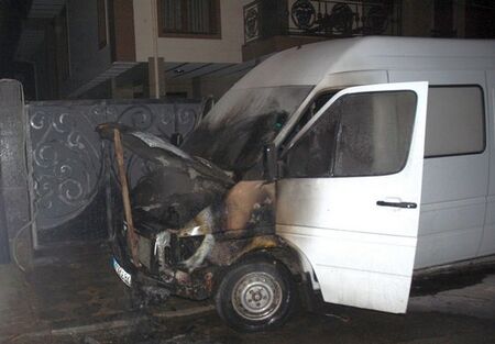 Вендета срещу 54-годишен мъж от Каменско: Запалиха битов кът в дома му и бус Ивеко