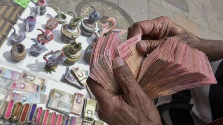 Венецуела започна да печата банкноти от 1 милион, струват по-малко от левче