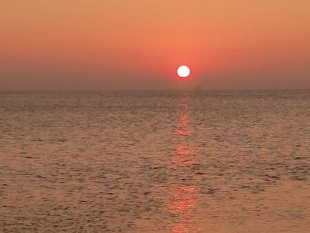 Слънчево и приятно време по морето за 8 март