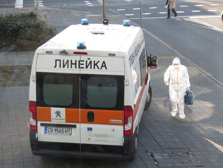 566 заразени с К-19 в Бургаска област през уикенда, отделенията вече са пълни