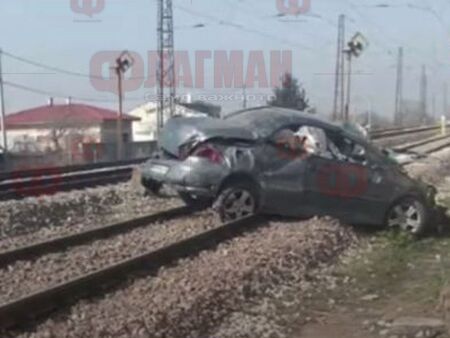 Влак помете кола край Пловдив, две жени в болницата