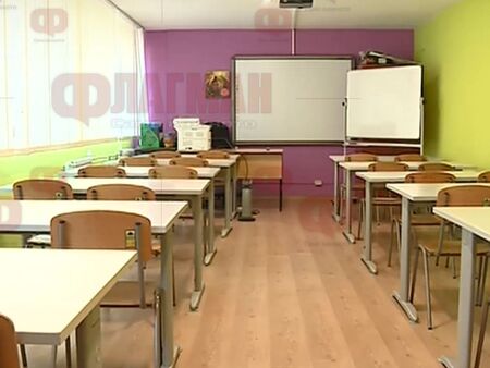 Класните стаи в Сливен и Добрич опустяват, гимназистите във Варна на онлайн обучение