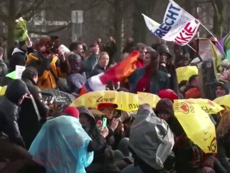 Безредици в Нидерландия, пръскат протестиращите с водни оръдия