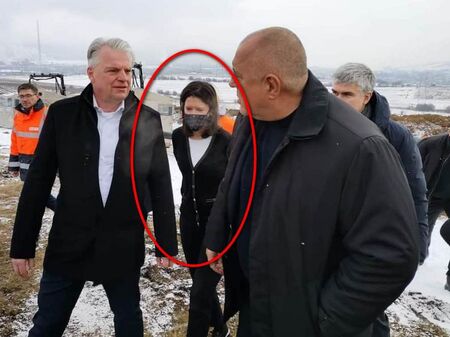 Борисов наметна зъзнеща си шефка на кабинета Деница Желева с палтото си