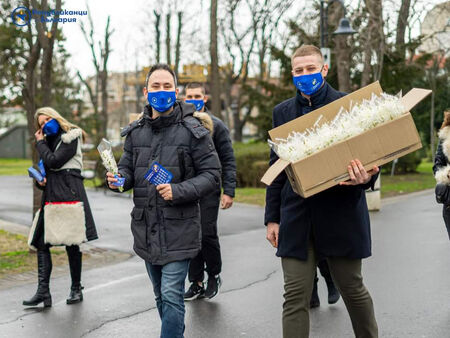 ПП „Републиканци за България“ с 2100 пролетни цветя за бургазлии за 21 март