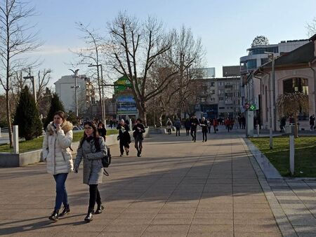 Официално: Маските задължителни в Бургас, тийнейджърите с вечерен час - до 20 часа