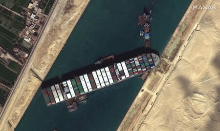 Без успех при операцията с контейнеровоза в Суецкия канал
