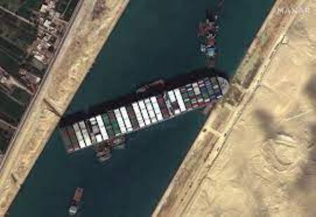 Суецкият канал остава запушен , операцията се провали