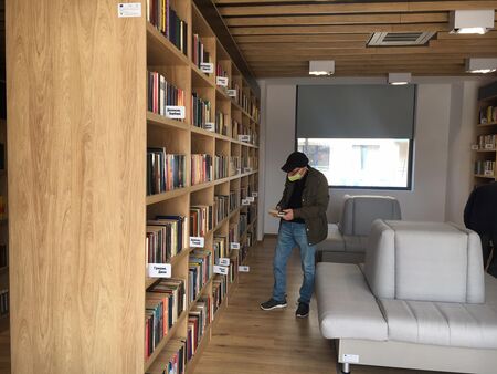 73-годишният Владимир прелисти първите книги от новата библиотека в Бургас