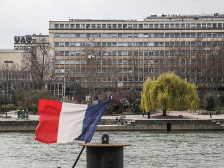 Франция отново в локдаун, без алкохол на обществени места