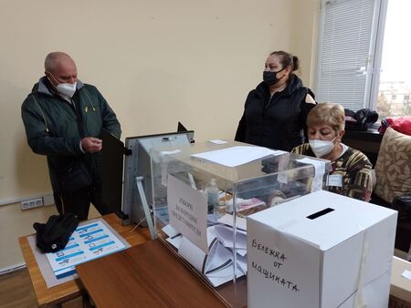 Първи данни за избирателната активност в Бургаско, 24 хил.души вече са гласували