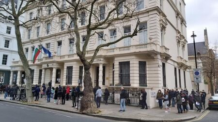 Опашки за гласуване в посолството ни в Лондон