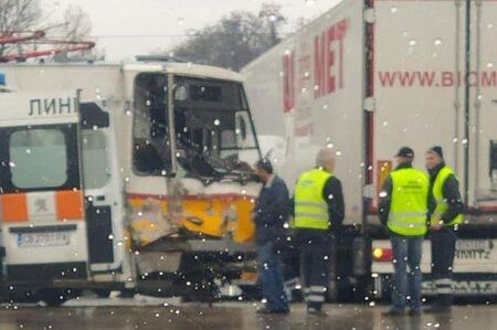 Камион и трамвай се удариха в София, ватманът е пострадал
