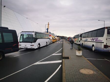 Над 30 автобуса чакат на Морска гара в Бургас, преброяването се бави