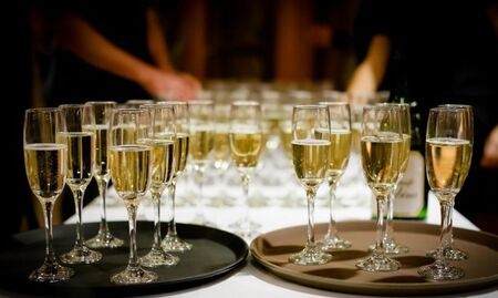 В локдаун: Френски министри пият шампанско на "тайно парти"