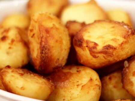 Пригответе си печени картофи с хрупкава коричка, пармезан и чесън