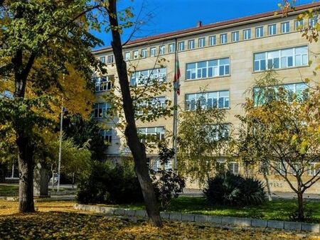 Математическата гимназия в Бургас чество 50-годишнина с богата програма