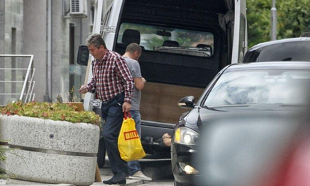 Георги Първанов пазарува в коридора за пенсионери с чанта "Билла"