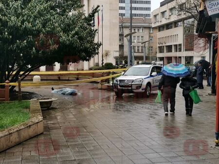 Извънредно! Отцепиха района пред сградата на Община Бургас заради труп