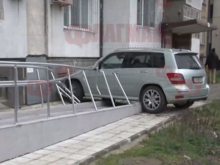 Автомобил помете рампа за инвалиди в Бургас и се вряза в жилищен блок