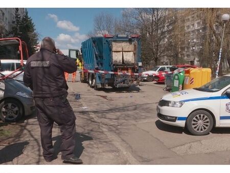 Камион блъсна жена и 3-годишното й дете, майката е починала